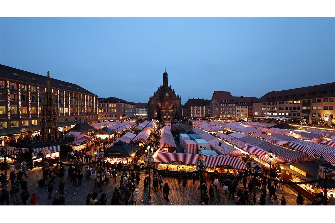 An rund 160 Ständen mit den typischen rot-weiß gestreiften Stoffdächern können sich die Besucherinnen und Besucher auf Weihnachten einstimmen.