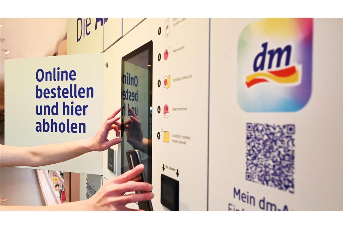 An sechs Standorten erprobt dm seit diesem Jahr den Einsatz sogenannter 24/7-Abholstationen.