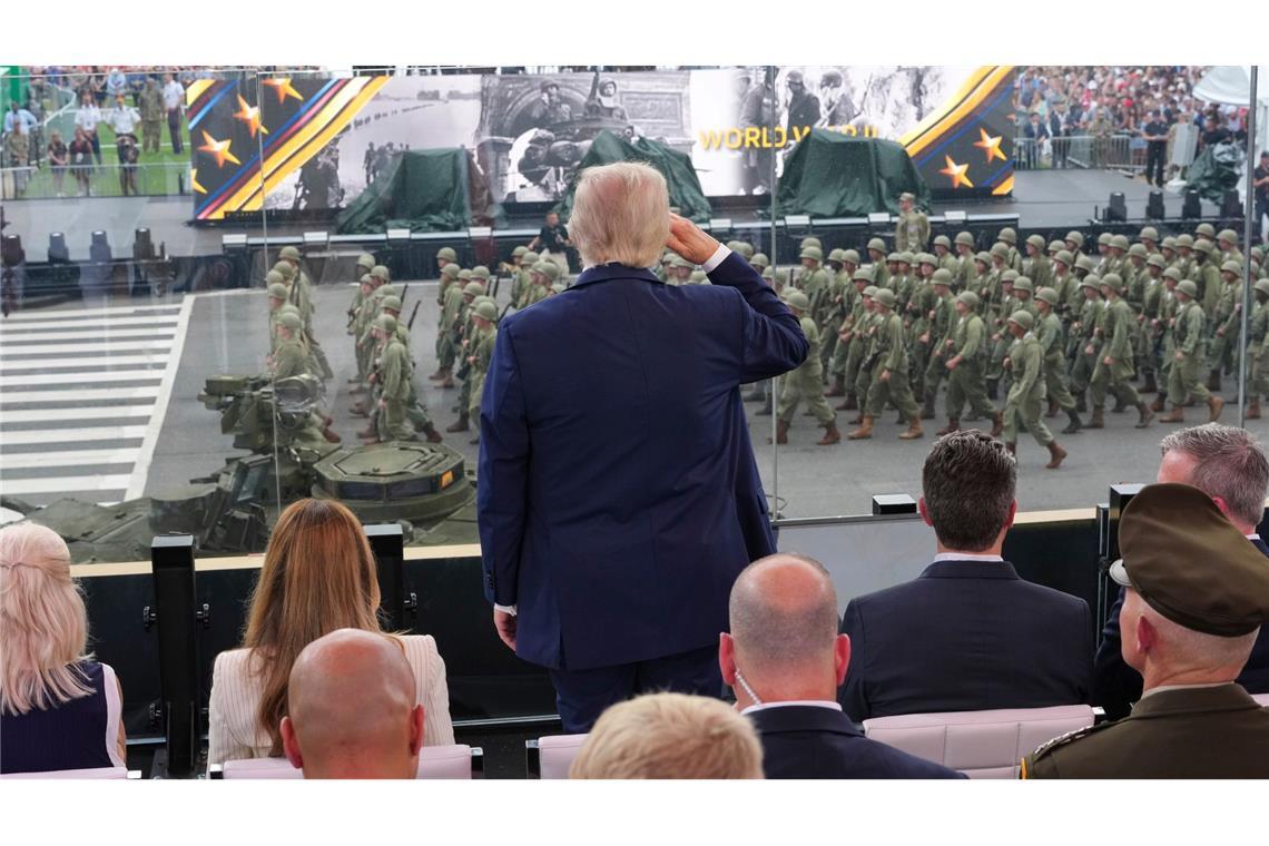 An seinem 79. Geburtstag verfolgte Trump eine Militärparade in Washington. (Archivbild)