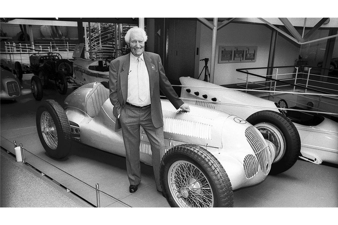 An  seinem 90. Geburtstag kommt Manfred von Brauchitsch noch einmal zu Mercedes nach Stuttgart.