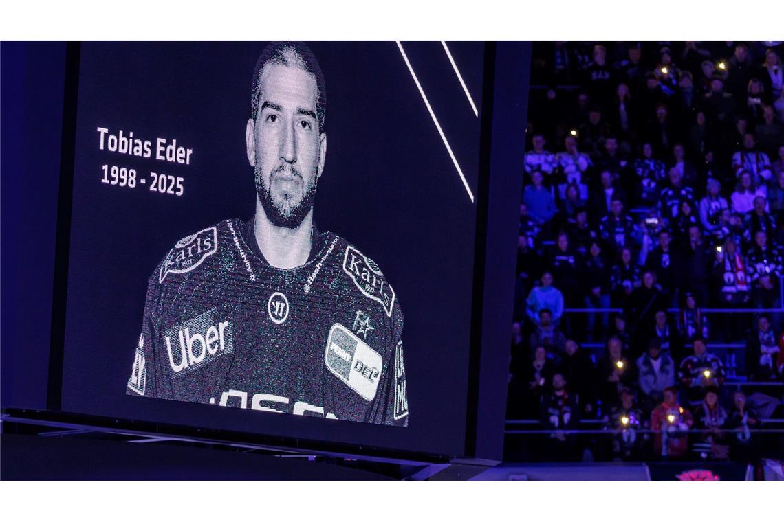 Emotionales Finale der Eisbären: "Tobi ist immer bei uns" An Tobias Eder wird während der Eisbären-Spiele weiterhin erinnert.