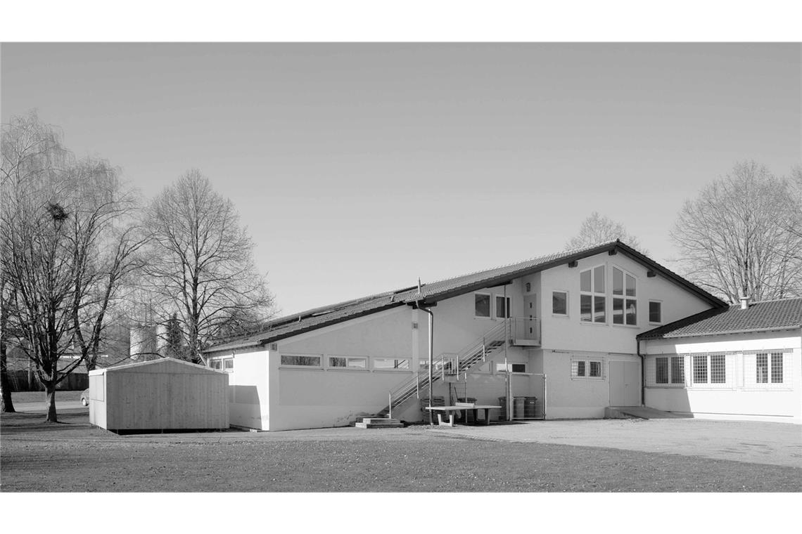Junge Stuttgarter Architekten entwerfen ein Haus fürs ganze Dorf An- und Umbauten (Stand 2020) ließen den ursprünglichen Entwurf von 1964 nur noch erahnen. Nach dem Umbau . . .