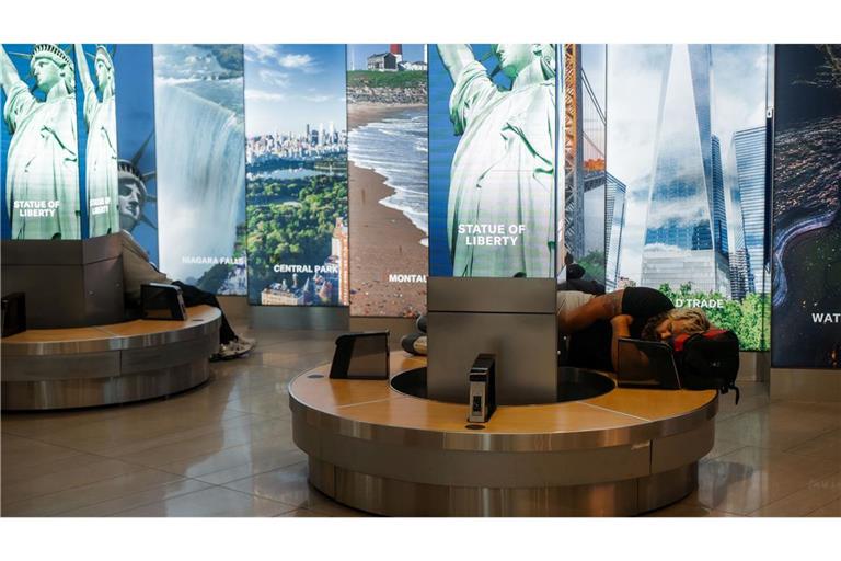 An vielen Flughäfen in den USA müssen Reisende sich auf lange Wartezeiten einstellen - so wie hier am LaGuardia International Airport in New York.