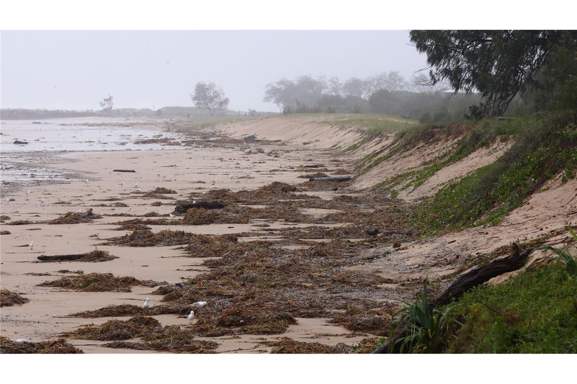 Angst vor "Alfred": Zyklon steuert auf Australiens Osten zu An vielen Stränden haben riesige Wellen bereits den Sand abgetragen.