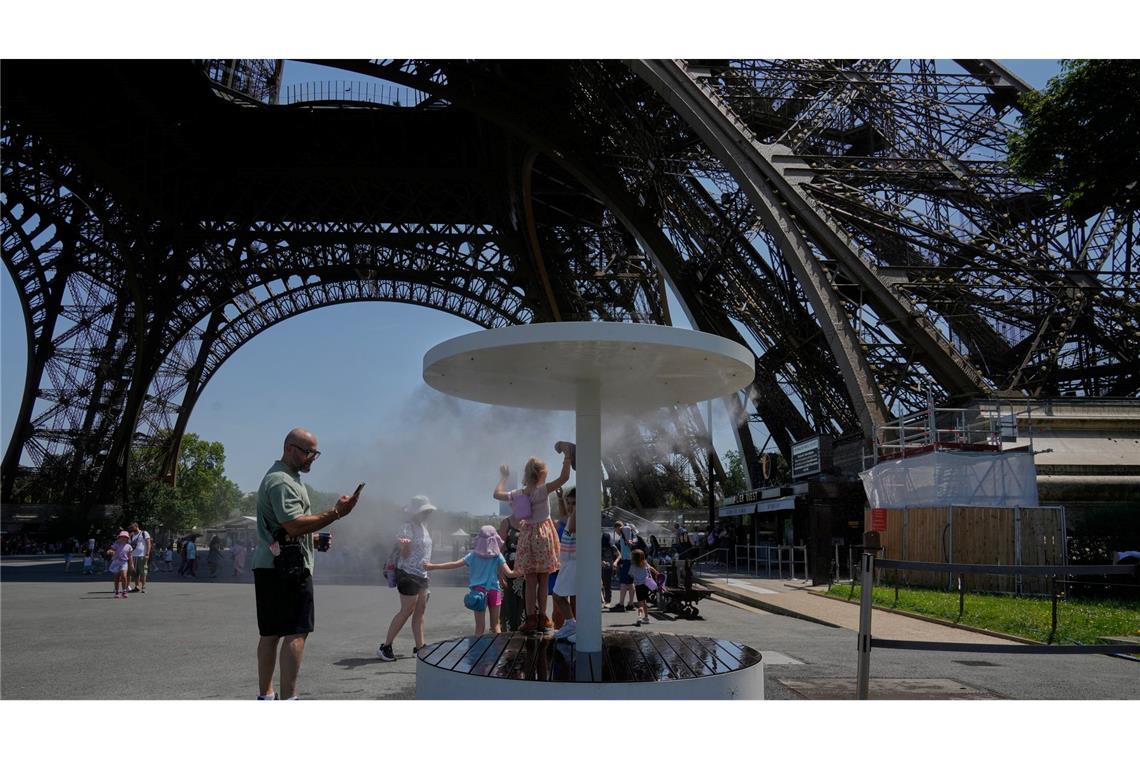 An zahlreichen Orten in Paris bieten Wasserspender und Sprühnebelduschen etwas Erfrischung. (Archivbild)