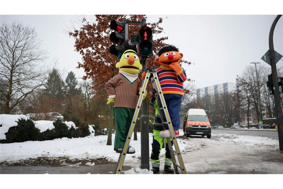 An zwei Ampeln in NDR-Nähe haben jetzt die Kultfiguren aus der Sesamstraße das Sagen.