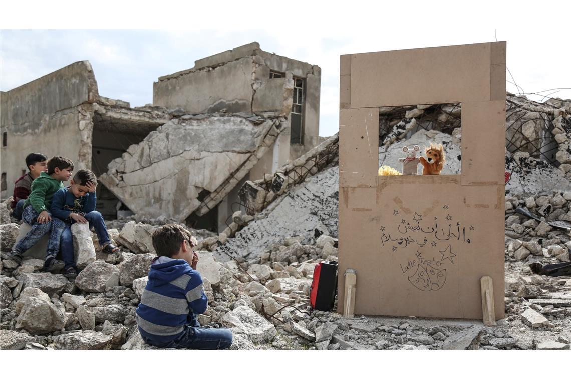 dpa-Fotograf Alkharboutli in Syrien getötet Anas Alkharboutli fotografierte einen Puppenspieler, der in den Trümmern ein Marionettentheater aufführt.