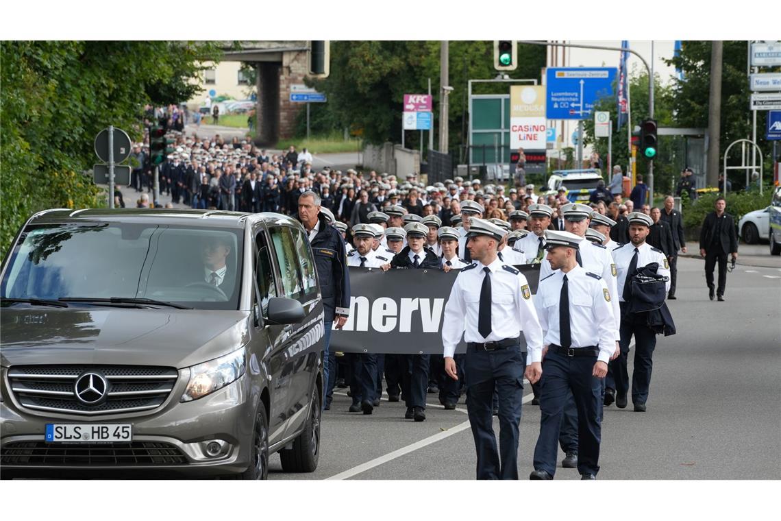 Tiefe Trauer im Saarland - Abschied von getötetem Polizisten Andächtig zog der Trauermarsch durch Saarlouis