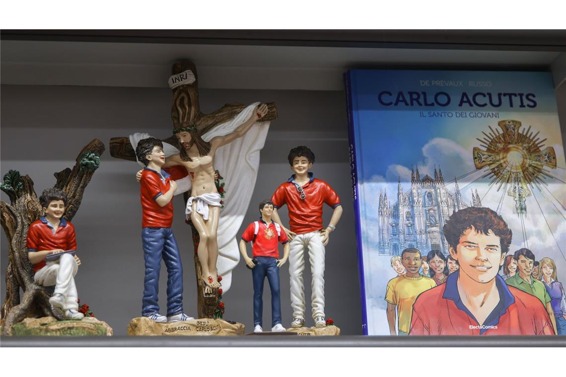 „Influencer Gottes“: Haare vom bald Heiligen im Internet versteigert Andenken wie diese Plastikfiguren des seligen und bald heiligen Carlo Acutis werden überall in Italien wie hier in Florenz feilgeboten.