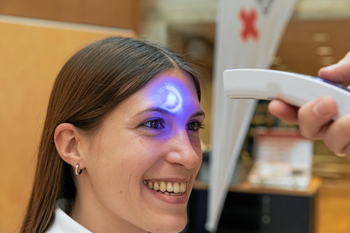 DRK mit Spenderzahlen zufrieden Anders als sonst wird zur Sicherheit auch am Eingang bei den Spendewilligen die Temperatur mit einem Scanner gemessen. Foto: J. Fiedler
