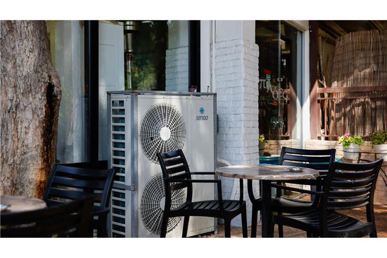 Anderswo ganz normal: ein Klimagerät neben einem Cafétisch in Griechenland. (Archivbild)