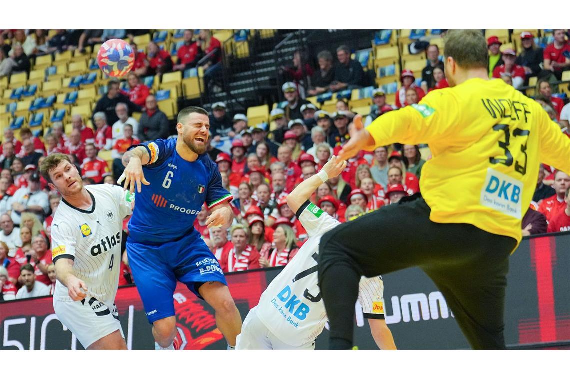 Knorr jubelt im Hotel: DHB-Team kann für K.o.-Runde planen Andi Wolff pariert die deutschen Handballer zum Sieg.