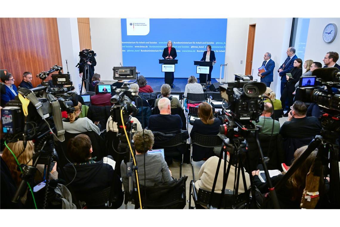 Andrang herrscht bei Bärbel Bas, als sie die Kommissionsergebnisse vorstellt.