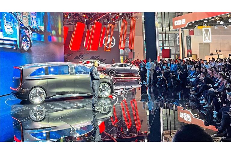 Andrang in Shanghai: Mercedes-Chef Ola Källenius präsentiert das Luxusauto „Vision V“