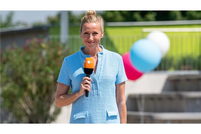 Andrea Kiewel wurde im „ZDF-Fernsehgarten“ von einer Biene gestochen.