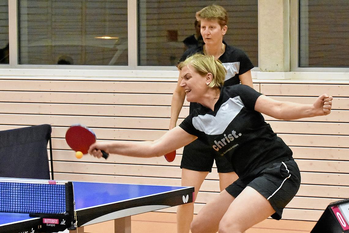 TTV mit viel Routine und Nervenkitzel Andrea Winter (vorne) und Jutta Ernst haben mit sechs Siegen und drei Niederlagen eine gute Bilanz in den Doppeln. Foto: T. Sellmaier