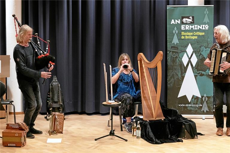 Andreas Derow (links), Barbara Gerdes und Hans Martin Derow spielten als Trio „An Erminig“ bretonische Weisen. Foto: J. Fiedler