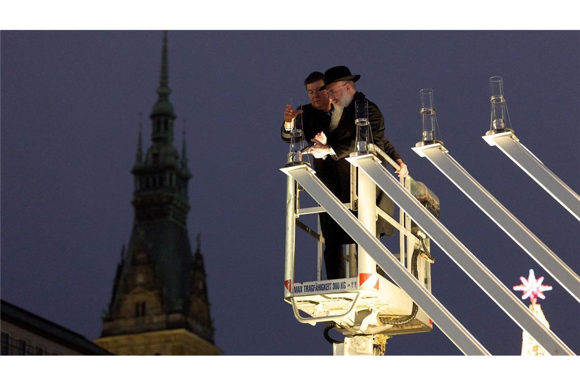 Andreas Dressel, Finanzsenator, und Shlomo Bistritzky, Landesrabbiner von Hamburg, entzünden zusammen den Chanukka Leuchter auf der Reesendammbrücke am Jungfernstieg.