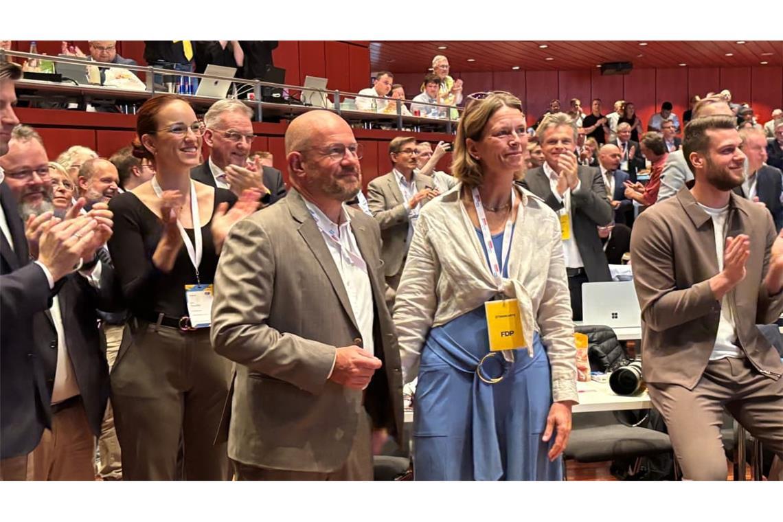 Andreas Glück und seine Ehefrau Isabel (rechts von ihm) freuen sich über das gute Wahlergebnis beim Landesparteiltag in Balingen.