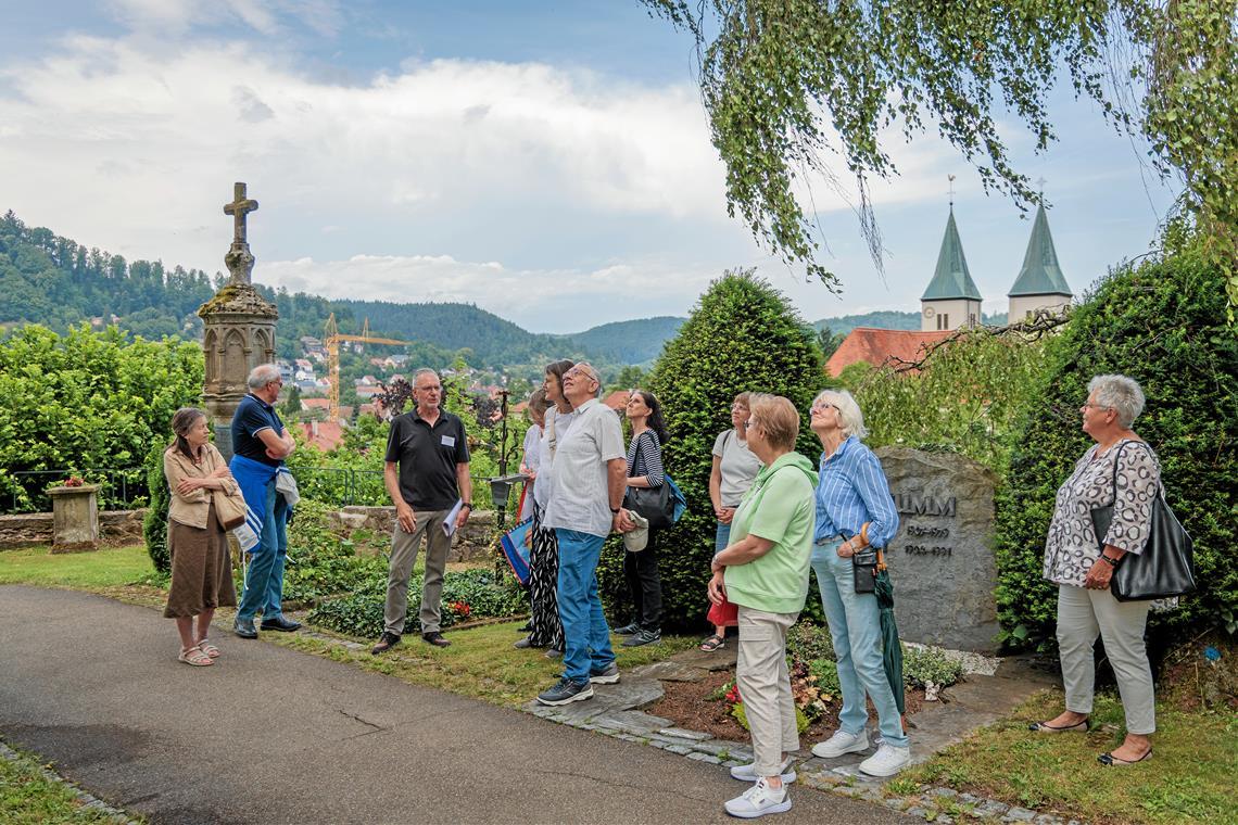 Ein Friedhof für Jahrtausende Andreas Griche (Dritter von links) gibt ein umfassendes Bild davon, wie sich der Friedhof und die Bestattungskultur über die Jahrhunderte verändert haben. Fotos: Stefan Bossow