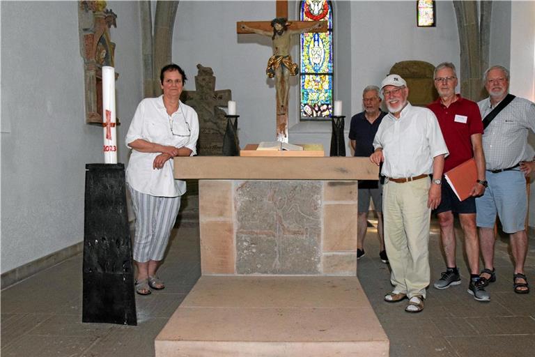 Andreas Griche (Zweiter von rechts im roten Shirt) und Kirchenführermentor Martin Pfender (Mitte) brachten den Teilnehmern die Geschichte der Walterichskirche näher. Fotos: Elisabeth Klaper