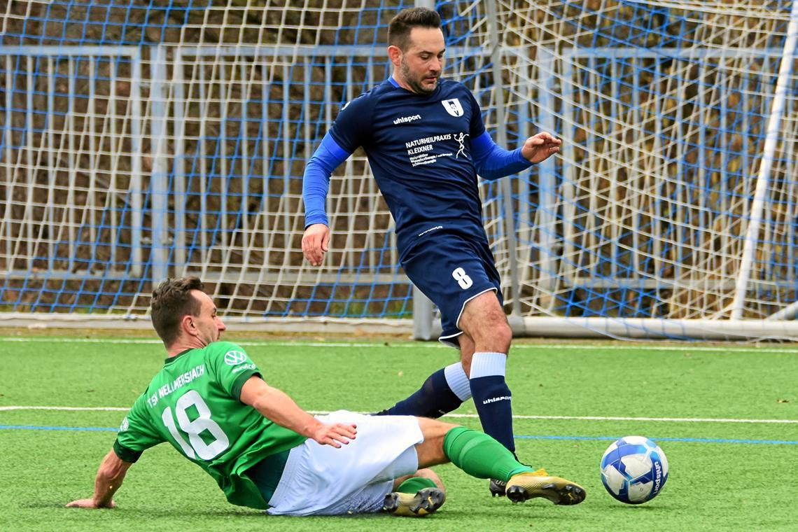 Fußball-Kreisliga A2: Ein Trio wird hoch gehandelt Andreas Grimmer (blaues Trikot) hat in der vergangenen Saison für Unterweissach gespielt und ist nun der SVU-Trainer. Foto: Tobias Sellmaier