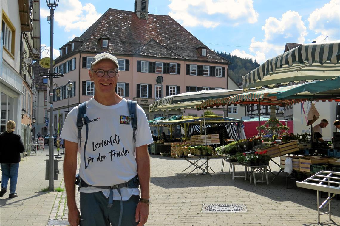 Andreas Honrath macht kurz in Murrhardt Station. Bürgermeister Armin Mößner lässt er über den Rathausbriefkasten ein Schreiben zur Aktion und zu seinen Anliegen zukommen. Foto: Christine Schick