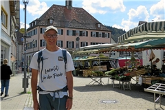 Andreas Honrath macht kurz in Murrhardt Station. Bürgermeister Armin Mößner lässt er über den Rathausbriefkasten ein Schreiben zur Aktion und zu seinen Anliegen zukommen. Foto: Christine Schick