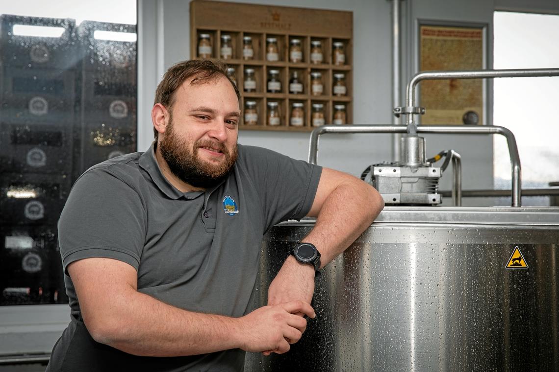 Meister am Braukessel, Haudrauf am Ball Andreas Huber im Tälesbräu-Sudhaus: 2018 hat der Braumeister mit seinem Unternehmen, in dem weitere Familienmitglieder mitarbeiten, das Domizil im Rombold-Areal bezogen. Foto: A. Becher
