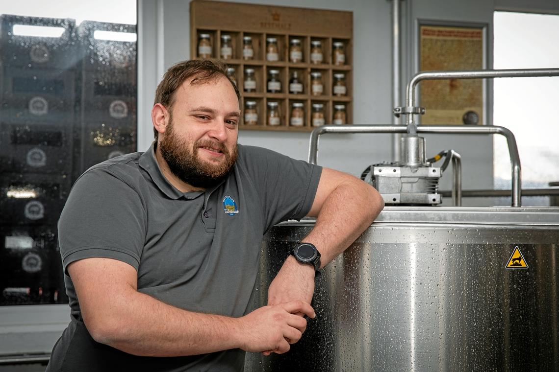 Andreas Huber im Tälesbräu-Sudhaus: 2018 hat der Braumeister mit seinem Unternehmen, in dem weitere Familienmitglieder mitarbeiten, das Domizil im Rombold-Areal bezogen. Foto: A. Becher