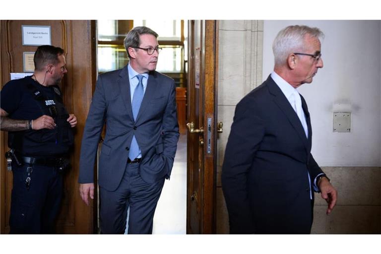 Andreas Scheuer (CSU), ehemaliger Bundesverkehrsminister, verlässt zusammen mit seinem Rechtsanwalt Daniel Krause (r) in einer kurzen Pause am ersten Tag vom Prozess im Zusammenhang mit der gescheiterten Pkw-Maut vor der 38. Großen Strafkammer im Kriminalgericht Moabit den Gerichtssaal.