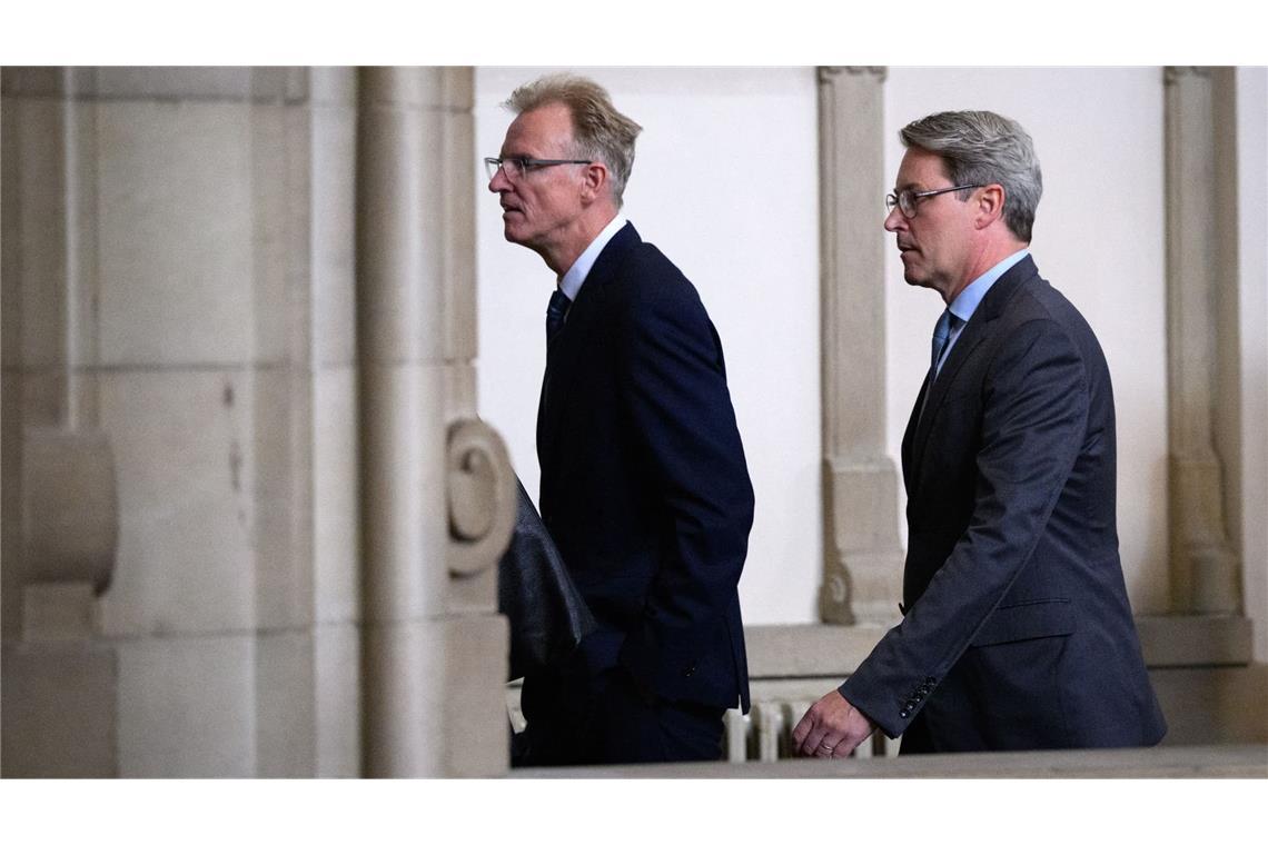 Andreas Scheuer (r, CSU), ehemaliger Bundesverkehrsminister, und Gerhard Schulz , ehemaliger Staatssekretär im Bundesverkehrsministerium, kommen zum Prozess im Zusammenhang mit der gescheiterten Pkw-Maut vor der 38. Großen Strafkammer im Kriminalgericht Moabit. (zu dpa: «Zentrale Zeugen widersprechen Ex-Minister Scheuer»)