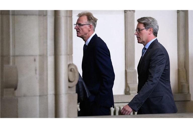 Andreas Scheuer (r, CSU), ehemaliger Bundesverkehrsminister, und Gerhard Schulz , ehemaliger Staatssekretär im Bundesverkehrsministerium, kommen zum Prozess im Zusammenhang mit der gescheiterten Pkw-Maut vor der 38. Großen Strafkammer im Kriminalgericht Moabit. (zu dpa: «Zentrale Zeugen widersprechen Ex-Minister Scheuer»)