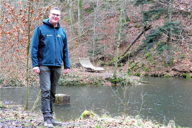 Andreas Schlär registriert schon länger, dass dem Römersee Wasser abhandenkommt. Auch gab es Hinweise aus der Bevölkerung. Er geht davon aus, dass der undichte Mönch (Betonquader im See), über den es gezielt abgelassen werden kann, die Ursache ist. Fotos: C. Schick