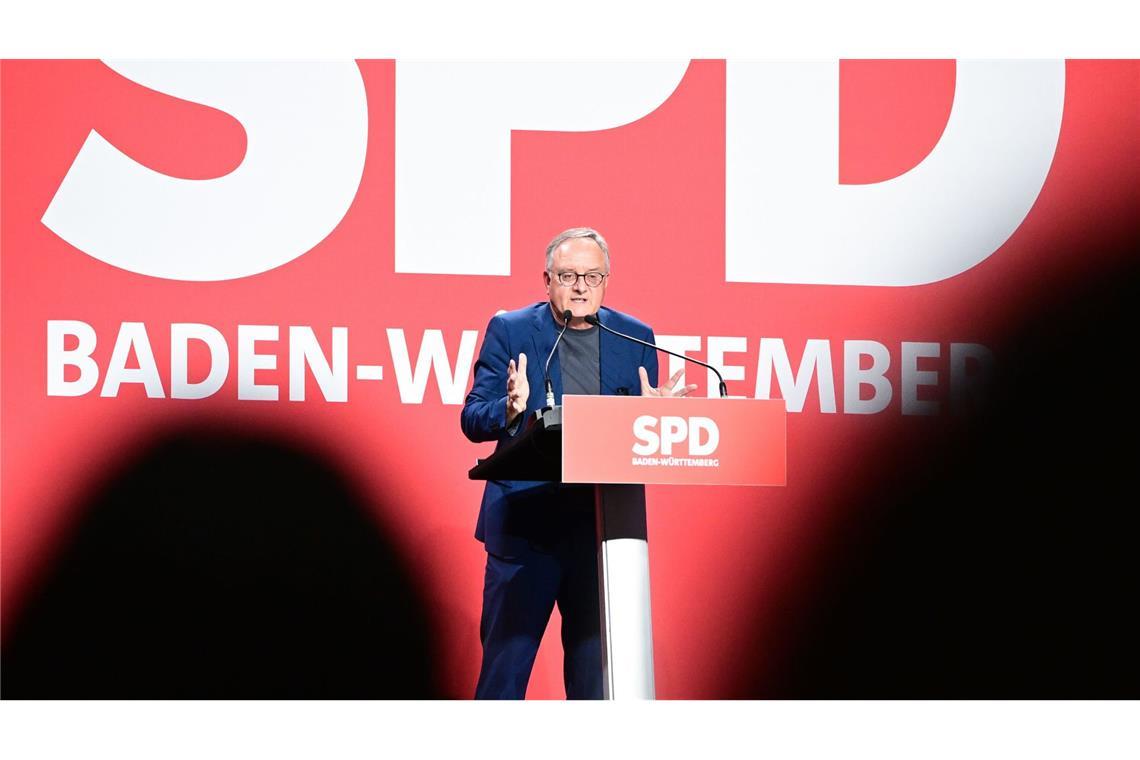 Andreas Stoch beim Landesparteitag der Sozialdemokraten in Ulm: Seine letzte Rede als Landeschef berührte die Genossinnen und Genossen. Foto: Bernd Weißbrod/dpa