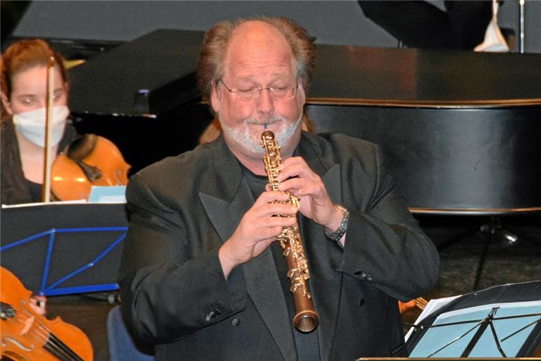 Andreas Vogel hat bei seinem Soloauftritt sehr beeindruckt. Nach tosendem Applaus spielt er noch eine Zugabe fürs Publikum. Foto: E. Klaper