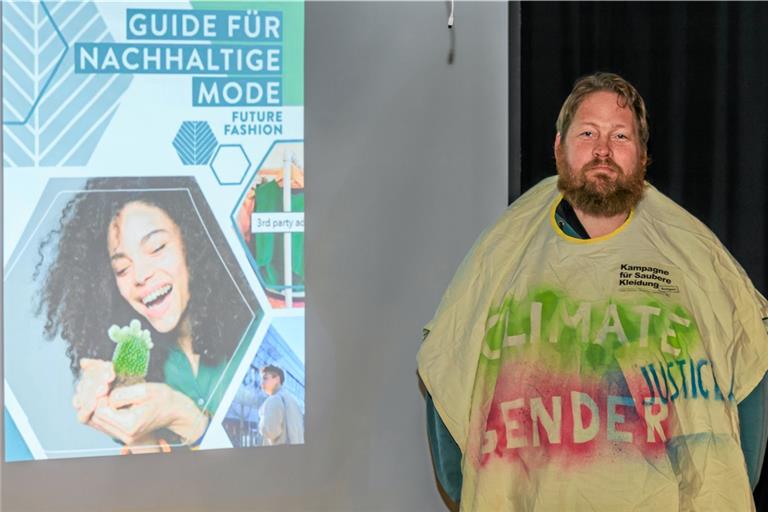 Andreas Wenzel hat klare Botschaften, was die Textilherstellung anbelangt, auch in Form eines Überziehers. Im Zimmertheater der Volkshochschule in Murrhardt hat er über die Problematiken gesprochen und Kriterien für einen besseren Weg vorgestellt. Foto: Stefan Bossow
