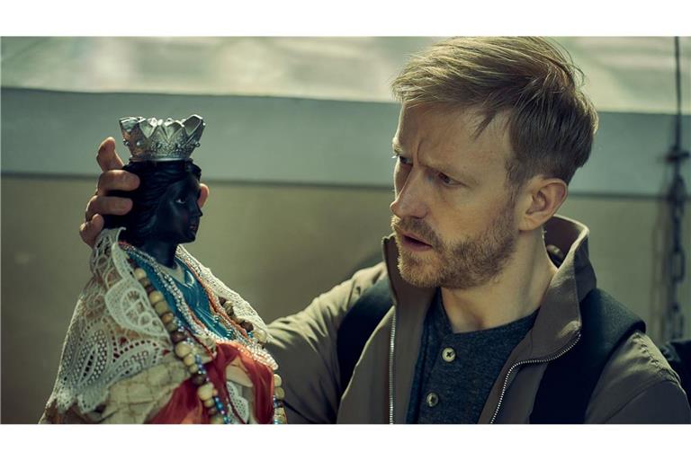 Andreas Zollner (David Zimmerschied) sucht nach Hinweisen in der Folge „Vogelfrei.