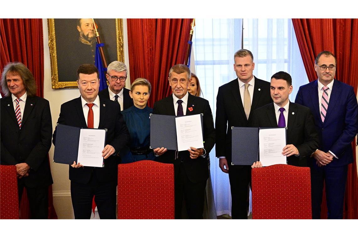 Andrej Babis (M), tschechischer Milliardär und Gründer der Partei ANO, stellt mit den Vorsitzenden der ultrarechten Freiheit und direkte Demokratie (SPD) und der Autofahrerpartei Motoristen einen Koalitionsvertrag vor.