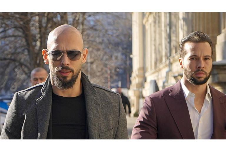 Andrew Tate (l) und seinem Bruder Tristan wurde vorgeworfen, junge Frauen sexuell ausgebeutet zu haben.