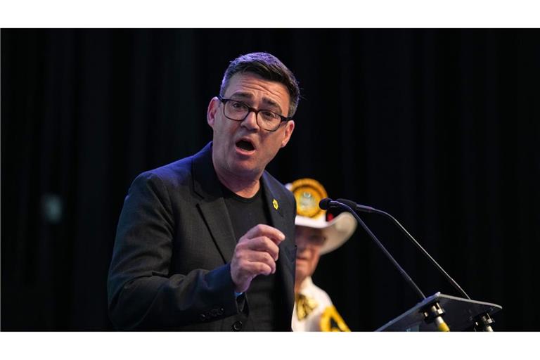 Andy Burnham von der Labour-Partei hält nach seinem Sieg bei der Nachwahl in Makerfield eine Rede