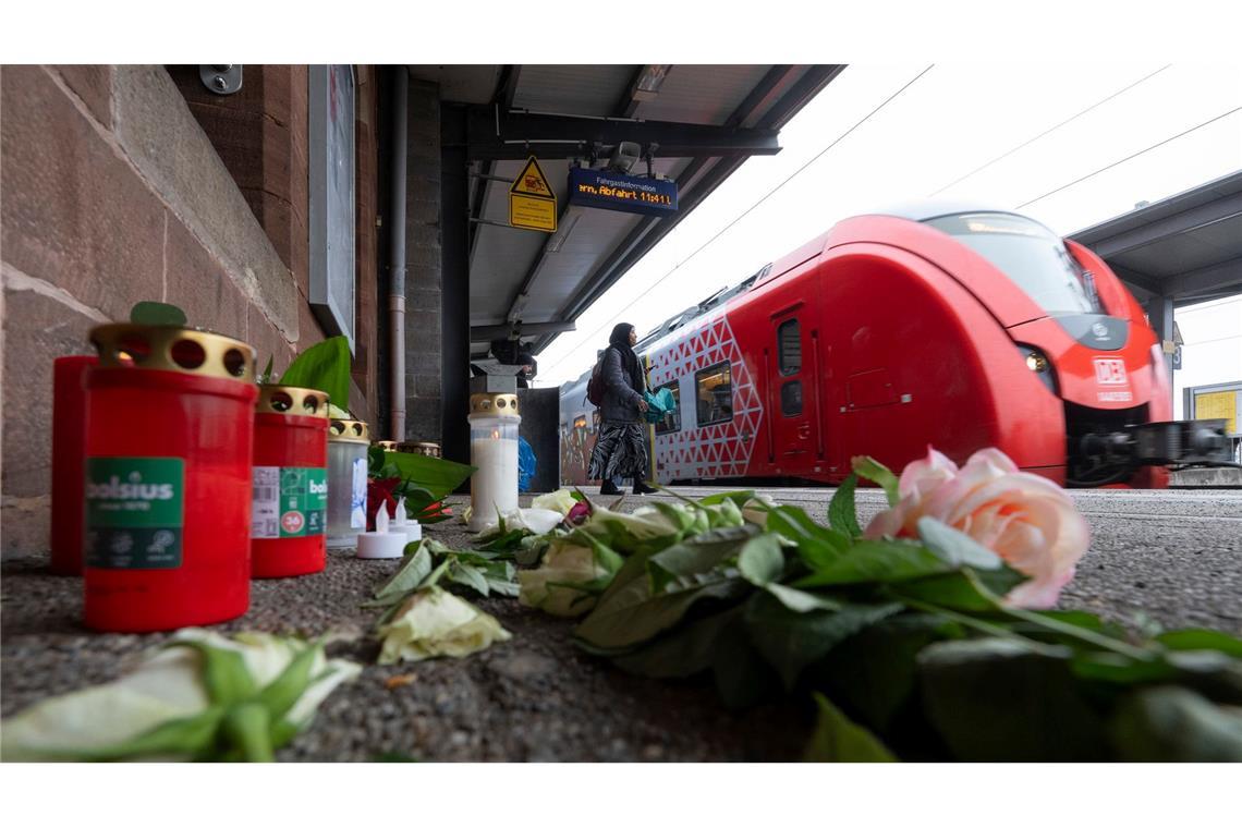 Anfang Februar war ein 36 Jahre alter Zugbegleiter bei einer Ticketkontrolle angegriffen und tödlich verletzt worden. (Archivbild)
