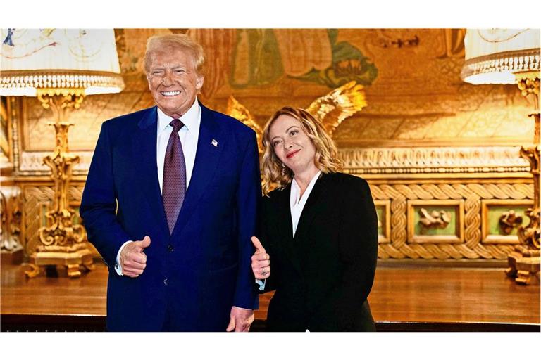 Anfang Januar 2025 war Donald Trump noch nicht als US-Präsident eingesetzt worden, aber Giorgia Meloni besuchte ihn schon in seinem Privat-Palast Mar-A-Lago.