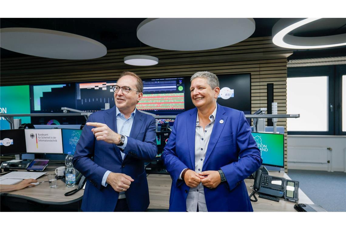 Anfang Juli hat Bundesinnenminister Alexander Dobrindt (CSU) das IT-Lagezentrum des BSI besucht. (Archivbild)