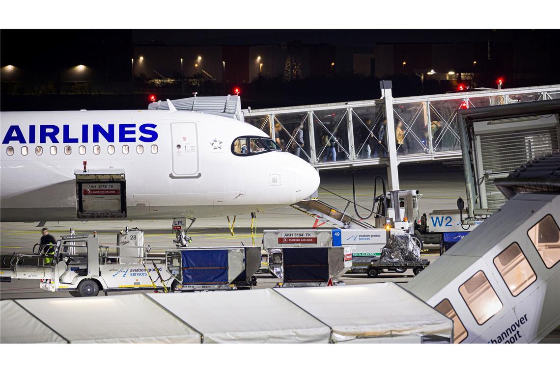 Anfangs buchte die schwarz-rote Bundesregierung nur Plätze auf Linienflügen für die Afghaninnen und Afghanen. Inzwischen werden auch Charterflugzeuge eingesetzt. (Archivfoto)