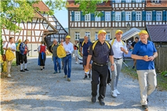 Angeführt von Verkehrsminister Winfried Hermann (vorne von rechts), Fichtenbergs Bürgermeister Ralf Glenk und Waldmeister Walter Hieber ging die Gruppe auf Testwanderung des ersten Bwegt-Wegs. Fotos: Stefan Bossow
