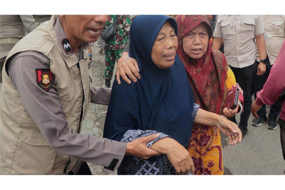 Tote und Vermisste nach Einsturz von Schule in Indonesien Angehörige bangten um ihre verschütteten Kinder.