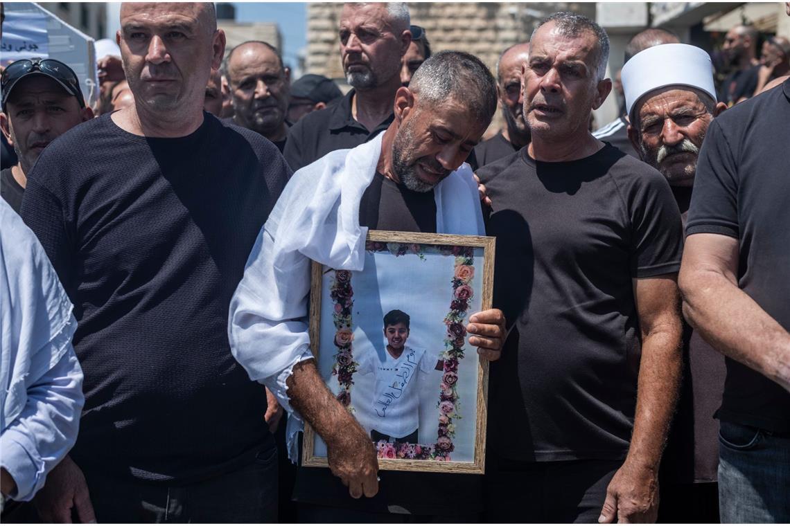 Israels Armee erklärt weitere Hamas-Geisel für tot Angehörige der drusischen Minderheit trauern bei der Beerdigung ihrer Angehörigen in den israelisch kontrollierten Golanhöhen. Bei einem Raketenangriff auf einen Fußballplatz wurden mehrere Kinder und Jugendliche getötet.