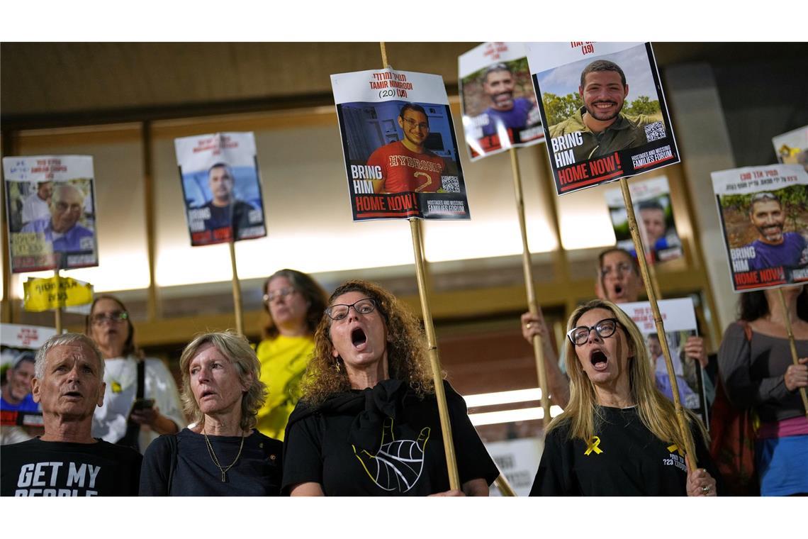 Angehörige der Geiseln fordern die Überführung aller 28 Leichen.