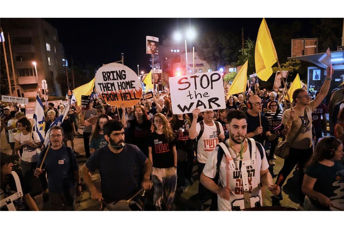 Angehörige der Geiseln in Gaza werfen Israels Premier Netanjahu vor, ein Abkommen zu sabotieren.